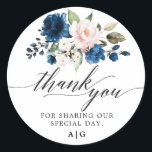 Adesivo Redondo Romântica Marinho de Aquarela Azul Rosa Blush Flor<br><div class="desc">O elegante e moderno obrigado romântico de casamentos florais de aquarelas que você cola apresenta um buquê de rosas de cor azul Marinho, rosa-pincel, cor d'água de pêssego com folhagem correspondente. Perfeito para um casamento no outono/no meio do verão. Por favor, encontre mais designs e variações na minha loja de...</div>