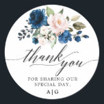 Adesivo Redondo Romântica Marinho de Aquarela Azul Rosa Blush Flor<br><div class="desc">O elegante e moderno obrigado romântico de casamentos florais de aquarelas que você cola apresenta um buquê de rosas de cor azul Marinho, rosa-pincel, cor d'água de pêssego com folhagem correspondente. Perfeito para um casamento no outono/no meio do verão. Por favor, encontre mais designs e variações na minha loja de...</div>