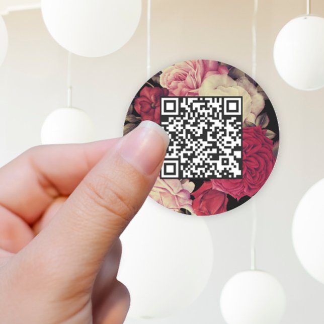 Adesivo Redondo Romântica Moody Floral Código QR Preto (Pretty wedding sticker features a beautiful vintage look floral pattern and your qr code.)
