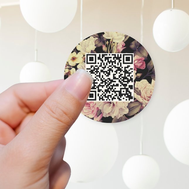 Adesivo Redondo Romântica Moody Floral Código QR Preto (Pretty wedding sticker features delicate blooms and your qr code on an elegant black background.)