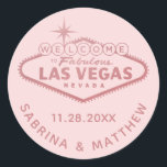 Adesivo Redondo Rosa de Casamento de Las Vegas - Rosa Dourada<br><div class="desc">Favor adesivo ou selo de envelope com o Sinal "Bem-vindo à Fabulosa Las Vegas" na folha de rosa dourada falso. Clique em PERSONALIZAR AINDA para alterar a cor do plano de fundo,  a fonte e a cor do texto.</div>