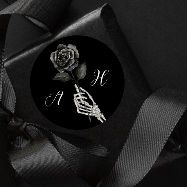 Adesivo Redondo Rosa de Mão Negra de Casamento Gótico do Halloween (Gothic Halloween Black Wedding Skeleton Hand Rose Classic Round Sticker)