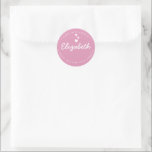 Adesivo Redondo Rosa Feita com obrigado Personalizado de Amor<br><div class="desc">Com amigos começando padarias e pequenos negócios eles precisaram de adesivos para selar suas embalagens e produtos cozidos. Este Sticker é uma solução simples para manter as coisas pessoais e modernas. Modelo fácil de usar que você pode personalizar. Rosa e branco num adesivo redondo com corações brancos, texto curvando para...</div>