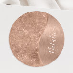 Adesivo Redondo Rosa Metálico - Largura Dourada Personalizada<br><div class="desc">Personalize facilmente este rosa dourado com metal escovado e um colante clássico brilhante com padrão de brilho,  com seu próprio nome personalizado.</div>