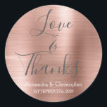 Adesivo Redondo Rosa Rosa Rosa Dourada, Chic Metalical Amor e Obri<br><div class="desc">Cor-de-rosa-azul - Rosa Dourado e Carvões - Tipografia Script Faux Metal Metálico Faux Elegante Love and Obrigado - Obrigado A Favor Sticker que pode ser usado como um Envelope Seal. Este adesivo pode ser personalizado para incluir seu nome e data do casamento. Este adesivo faz parte de uma coleção de...</div>