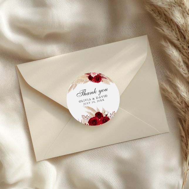 Adesivo Redondo Rosas de Borgonha e Grama de Pampas Obrigado Stick (Burgundy Roses and Pampas Grass Thank You Sticker on an elegant wedding envelope)