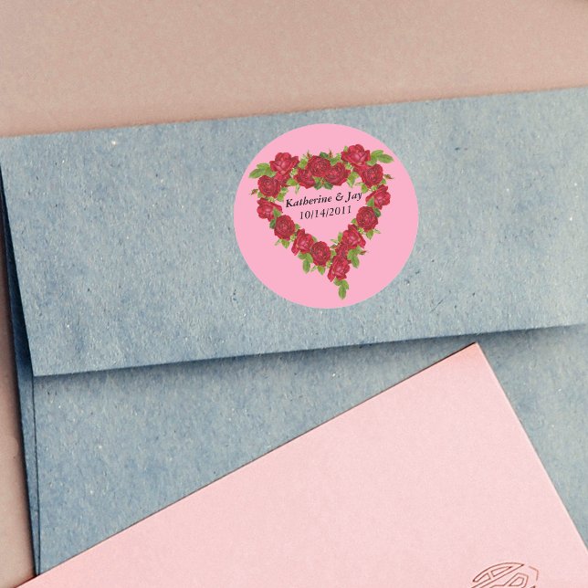 Adesivo Redondo Rosas vermelhas de Coração (Heart shaped wreath of red roses leaves for Valentines, or Wedding on pink round stickers.)