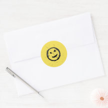 Rosto amarelo feliz sorridente manchado legal
