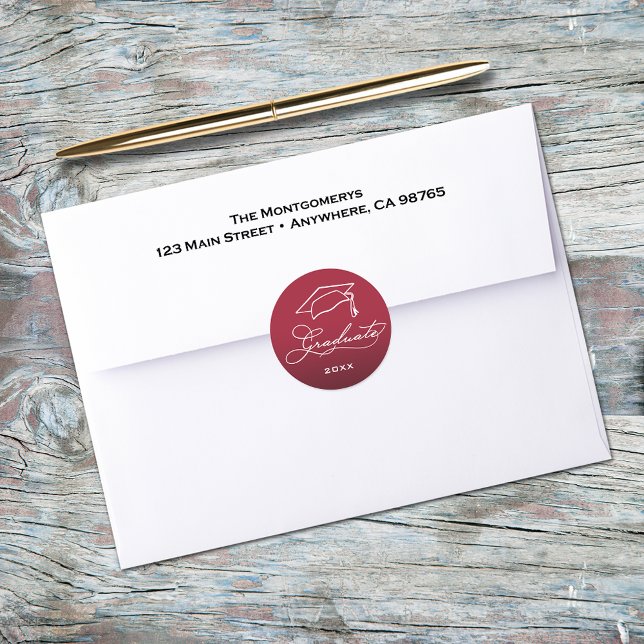Adesivo Redondo Roteiro de Formatura Selo de Envelope Carmesim (Graduation script and grad hat on crimson red envelope seals)