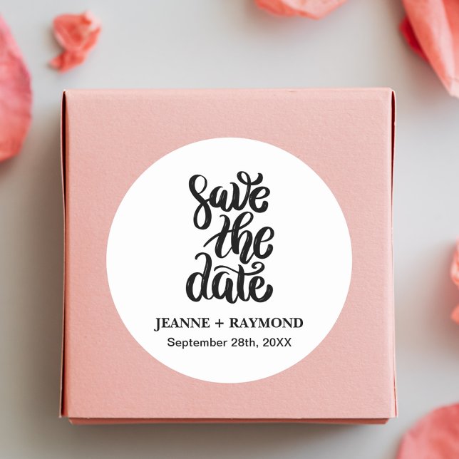 Adesivo Redondo Roteiro Simples e Elegante para Casamento Save The (Elegant script boho sticker adds timeless charm to wedding save the date invitations.)