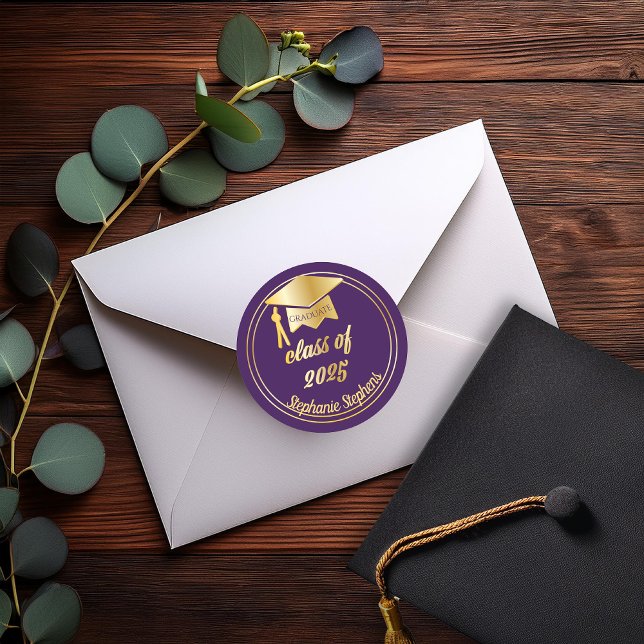 Adesivo Redondo Roxo Elegante | Graduação do Boné Dourado 2023 (Elegant Purple and Gold Tone Grad Cap Graduation Class of 2025 Classic Round Stickers)