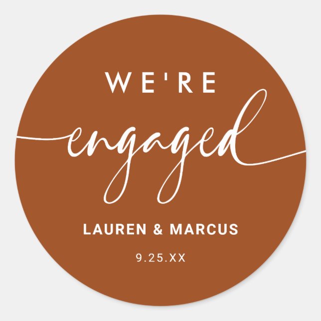 Adesivo Redondo Rustic Boho Terracotta Estamos em Noivado (Frente)