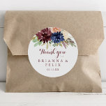 Adesivo Redondo Rustic Dourada Deixa Floral Obrigado Pelo Favor Do<br><div class="desc">Este ouro rústico deixa obrigado floral... que o teu casamento a favor de um adesivo redondo clássico é perfeito para um casamento moderno. A design apresenta uma aquarela desenhada à mão, roxa, marinho, pincel, burgundy, flores de marinho, folhas verdes e douradas. Faça com que a etiqueta do adesivo seja sua,...</div>