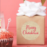 Adesivo Redondo Rustic Felry Christmas Burlap Impressão Red and Ta<br><div class="desc">Elegante e fofo adesivos de Natal com um design de texto vermelho que diz Feliz Natal em um fundo de impressão de burlap.</div>
