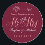 Adesivo Redondo Rustic Key Script Mr. Wedding Favor Sticker<br><div class="desc">Vinheta de design de casamento clássico e rústico. Decorado com a chave vintage e a letra do script de caligrafia manual de letras. Perfeito para o casamento, festa de noivado, chá de panela, comemoração de aniversário ou qualquer ocasião especial. Você pode personalizar a cor do plano de fundo para ajustado...</div>