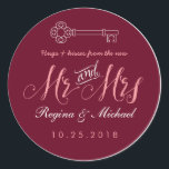 Adesivo Redondo Rustic Key Script Mr. Wedding Favor Sticker<br><div class="desc">Vinheta de design de casamento clássico e rústico. Decorado com a chave vintage e a letra do script de caligrafia manual de letras. Perfeito para o casamento, festa de noivado, chá de panela, comemoração de aniversário ou qualquer ocasião especial. Você pode personalizar a cor do plano de fundo para ajustado...</div>