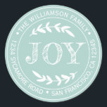 Adesivo Redondo Rustic Modern Christmas Joy Return Address Blue<br><div class="desc">O adesivo de endereço redondo da família natalícia com seu nome e endereço na tipografia na moda branca apresenta o texto JOY em tipografia manuscrita com um toque na moda de folhagem rústica em um fundo azul pastel. Basta adicionar seu nome e endereço. Desenvolvido exclusivamente para você pelo Happy Dolphin...</div>