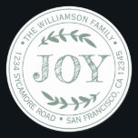 Adesivo Redondo Rustic Modern Christmas Joy Return Address Green<br><div class="desc">O adesivo de endereço redondo da família natalícia com seu nome e endereço na pografia empoeirada de na moda verde apresenta o texto JOY na tipografia manuscrita com um toque na moda de folhagem rústica. Basta adicionar seu nome e endereço. Desenvolvido exclusivamente para você pelo Happy Dolphin Studio. Se precisar...</div>