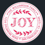 Adesivo Redondo Rustic Modern Christmas Joy Return Address Red<br><div class="desc">O adesivo de endereço de volta redondo da família natalícia com seu nome e endereço na tipografia de na moda de tinta vermelha apresenta o texto JOY na tipografia manuscrita com um toque de na moda da folhagem rústica. Basta adicionar seu nome e endereço. Desenvolvido exclusivamente para você pelo Happy...</div>