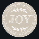 Adesivo Redondo Rustic Modern Christmas Joy Return Cinza<br><div class="desc">O adesivo de endereço redondo da família natalícia com seu nome e endereço na tipografia na moda branca apresenta o texto JOY em tipografia manuscrita com um toque na moda de folhagem rústica em um fundo de cinza shiitake. Basta adicionar seu nome e endereço. Desenvolvido exclusivamente para você pelo Happy...</div>