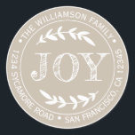 Adesivo Redondo Rustic Modern Christmas Joy Return Cinza<br><div class="desc">O adesivo de endereço redondo da família natalícia com seu nome e endereço na tipografia na moda branca apresenta o texto JOY em tipografia manuscrita com um toque na moda de folhagem rústica em um fundo de cinza shiitake. Basta adicionar seu nome e endereço. Desenvolvido exclusivamente para você pelo Happy...</div>