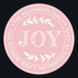 Adesivo Redondo Rustic Modern Christmas Joy Return Endereço Rosa<br><div class="desc">O adesivo de endereço redondo da família natalícia com seu nome e endereço em tipografia na moda branca apresenta o texto JOY em tipografia manuscrita com um toque na moda de folhagem rústica em um fundo cor-de-rosa. Basta adicionar seu nome e endereço. Desenvolvido exclusivamente para você pelo Happy Dolphin Studio....</div>