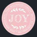 Adesivo Redondo Rustic Modern Christmas Joy Return Endereço Rosa<br><div class="desc">O adesivo de endereço redondo da família natalícia com seu nome e endereço em tipografia na moda branca apresenta o texto JOY em tipografia manuscrita com um toque na moda de folhagem rústica em um fundo cor-de-rosa. Basta adicionar seu nome e endereço. Desenvolvido exclusivamente para você pelo Happy Dolphin Studio....</div>