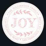 Adesivo Redondo Rustic Modern Christmas Joy Return Endereço Rosa<br><div class="desc">O adesivo de endereço de volta redondo da família natalícia com seu nome e endereço na tipografia na moda cor-de-rosa rosa apresenta o texto JOY na tipografia escrita à mão com um toque na moda de folhagem rústica. Basta adicionar seu nome e endereço. Desenvolvido exclusivamente para você pelo Happy Dolphin...</div>