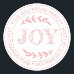 Adesivo Redondo Rustic Modern Christmas Joy Return Endereço Rosa<br><div class="desc">O adesivo de endereço de volta redondo da família natalícia com seu nome e endereço na tipografia na moda cor-de-rosa rosa apresenta o texto JOY na tipografia escrita à mão com um toque na moda de folhagem rústica. Basta adicionar seu nome e endereço. Desenvolvido exclusivamente para você pelo Happy Dolphin...</div>