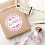 Adesivo Redondo Rustic Modern Christmas Return Address Red<br><div class="desc">O adesivo de endereço redondo da família natalícia com seu nome e endereço na tipografia de na moda de tinta vermelha apresenta o texto LOVE na tipografia escrita à mão com um toque de na moda da folhagem rústica. Basta adicionar seu nome e endereço. Desenvolvido exclusivamente para você pelo Happy...</div>