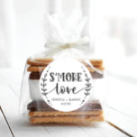 Adesivo Redondo Rustic Wedding S'more Love Favor<br><div class="desc">Estes bonitos adesivos são perfeitos para favores de chá de fraldas,  favores de chá de panela,  festas de aniversário e casamentos. Veja a coleção inteira para mais itens correspondentes!</div>