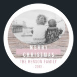 Adesivo Redondo Rustic Wood Pink Felry Christmas Family Photo<br><div class="desc">Rustic Wood Pink Feliz Vinheta De Foto Da Família De Natal. Vinheta de férias moderna e rústica com fundo de madeira. Adicione sua foto e seu texto.</div>