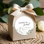 Adesivo Redondo Sage Green e White Floral Love é doce casamento<br><div class="desc">Etiquetas e etiquetas personalizadas de favoritos de casamento que incluem o "amor é doce",  um sábio elegante moderno verde e design floral branco.</div>