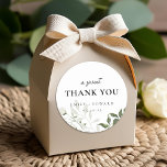 Adesivo Redondo Sage Green e White Floral Weding Obrigado<br><div class="desc">Obrigado de casamento personalizado com seus adesivos e etiquetas com o moderno e elegante sábio verde e design floral branco com nome e texto personalizados.</div>