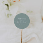 Adesivo Redondo Sage Green | Vinheta redonda clássica de boas-vind<br><div class="desc">Este sábio verde | o adesivo clássico redondo de boas-vindas do casamento é perfeito para o seu clássico casamento verde moderno minimalista neutro. O design apresenta a fonte básica mínima contemporânea e a delicada caligrafia formal do chic. Está certo de completar sua queda de conto de fadas pastel, verão, primavera...</div>