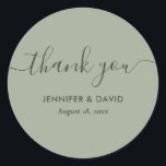Adesivo Redondo Sage Verde Moderno Script Agradecido<br><div class="desc">Elegantes adesivos de agradecimento personalizados em sage verde com uma fonte de letra moderna. Itens correspondentes disponíveis.</div>