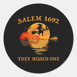 Adesivo Redondo Salem 1692 Eles Perderam Uma Bruxa Andando De Vass