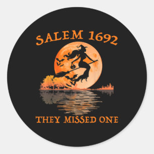 Adesivo Redondo Salem 1692 Eles Perderam Uma Bruxa Andando De Vass