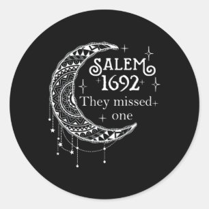 Adesivo Redondo Salem 1692 Perderam Um - Salem Witch 1692 Hall