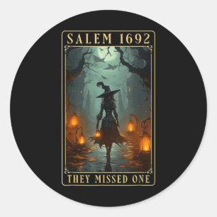 Adesivo Redondo Salem 1692 Perderam Uma Bruxa De Halloween