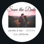 Adesivo Redondo Salvar a data adicionar nome do casal local data f<br><div class="desc">Para amantes como nós</div>