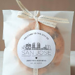 Adesivo Redondo San Jose Skyline | Favor de Boas-vindas<br><div class="desc">Melhore seus pacotes de boas-vindas do casamento ou favoritos para festas de eventos com um conjunto personalizado de adesivos de boas-vindas! Estes elegantes e mínimos autocolantes são adaptados para um casamento que acontece na bela cidade de San Jose, Califórnia. Eles apresentam um horizonte moderno de deco com o nome da...</div>