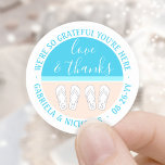 Adesivo Redondo Sandals Praia Monogramas Amor e Obrigados<br><div class="desc">Adicione um toque de final chic aos favores de casamento do tema da praia e agradeça suas notas com adesivos personalizados únicos de "obrigados e amor". Todo o texto neste modelo é simples de personalizar ou excluir. Mude o texto curvo para fazer etiquetas de endereço de volta redonda. para o...</div>