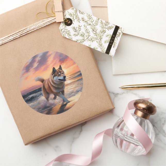 Adesivo Redondo Sandy Paws Akita Dog em Beach Sunset (Presentear)