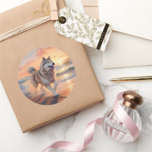 Adesivo Redondo Sandy Paws Alaskan Malamute Dog em Beach Sunset