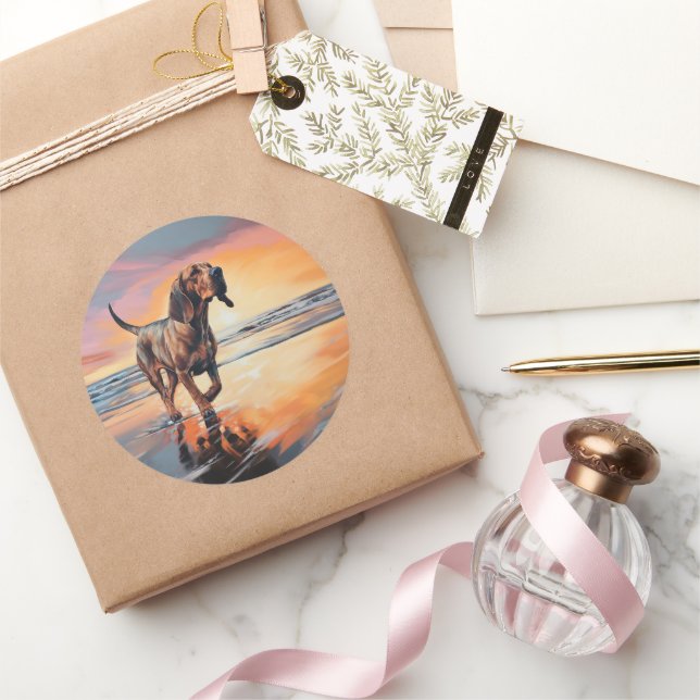 Adesivo Redondo Sandy Paws Bloodhound Dog em Beach Sunset (Presentear)