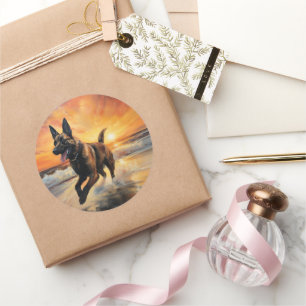 Adesivo Redondo Sandy Paws Cachorro Malinois Belga em Beach Sunset