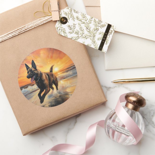 Adesivo Redondo Sandy Paws Cachorro Malinois Belga em Beach Sunset (Presentear)