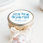 Adesivo Redondo Sandy Toes, Salty Kisses Destino Favor de Casament<br><div class="desc">Perfeito para os favores do seu destino,  esta design da praia apresenta "dedos arenosos e beijos salgados" em letras brilhantes e azuis tropicais com dois estrelas-do-mar. Personalize com seus nomes e data de casamento embaixo.</div>