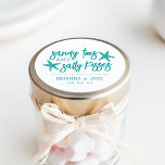 Adesivo Redondo Sandy Toes, Salty Kisses Destino Favor de Casament<br><div class="desc">Perfeito para os favores de casamento de destino,  esta design de praia apresenta "dedos arenosos e beijos salgados" em letra de chá tropical com duas estrelas. Personalize com seus nomes e data de casamento embaixo.</div>